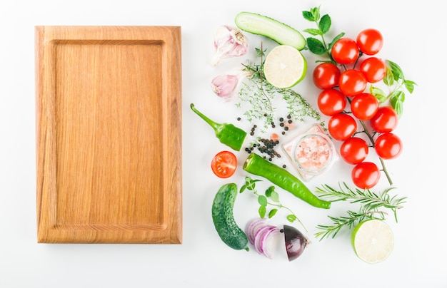 Kawałki warzyw na desce do krojenia